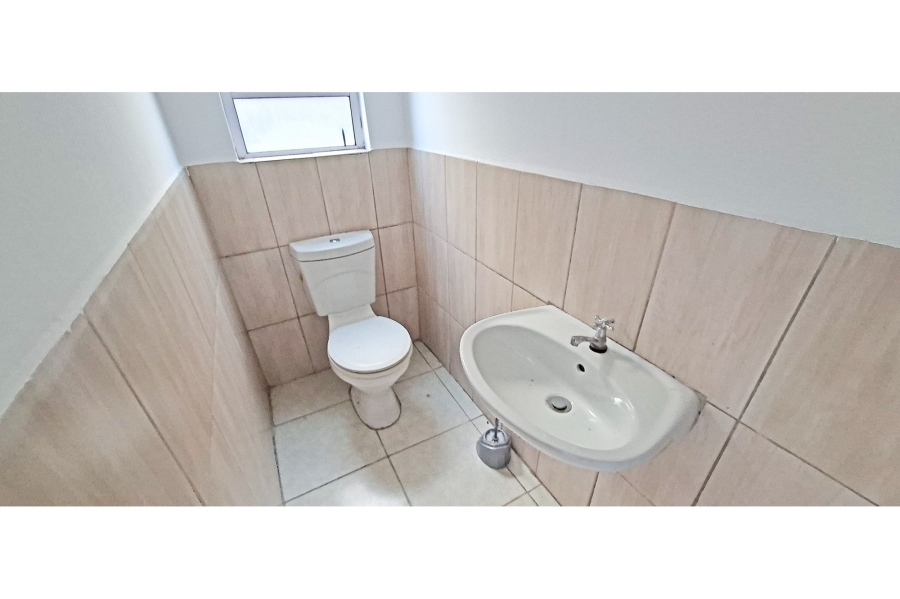 6 Bedroom Property for Sale in Broadlands Village Western Cape
